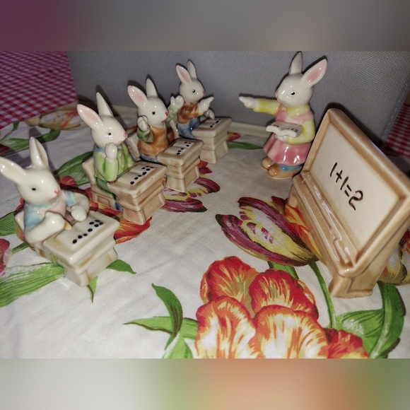 Vtg Porcelain Bunny Teacher & Class - Picture 3 of 7